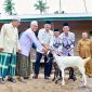 Bupati H. Ansar Sadat didampingi Camat Pengabuan Ismail Serahkan Bantuan Kambing dan Dana Pengembangan untuk Pesantren Isti’dadul Mu’allimien yang berlokasi di Dusun Setia Parit 14 Pudin, Desa Parit Pudin, Kecamatan Pengabuan, Selasa (25/11/25). FOTO : Prokopim