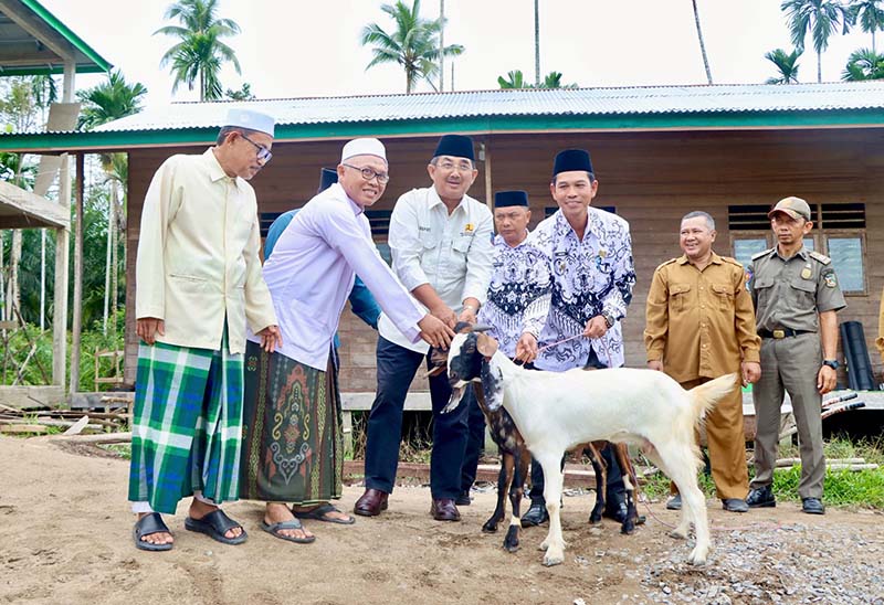 Bupati H. Ansar Sadat didampingi Camat Pengabuan Ismail Serahkan Bantuan Kambing dan Dana Pengembangan untuk Pesantren Isti’dadul Mu’allimien yang berlokasi di Dusun Setia Parit 14 Pudin, Desa Parit Pudin, Kecamatan Pengabuan, Selasa (25/11/25). FOTO : Prokopim