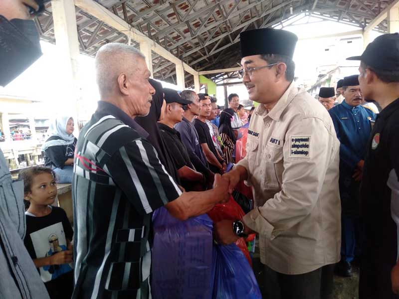 Bupati Tanjung Jabung Barat Anwar Sadat menyerahkan bantuan kepada korban musibah kebakaran di Kawasan Pelabuhan Ampera Kuala Tungkal, Selasa (3/1/23). FOTO : Bas/LT