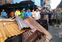 Ketua IPP-TJB Ali Imron mendampingi Bupati Anwar Sadat meninjau lokasi kebakaran di Jalan Asia Lorong Pelabuhan Ampera Kuala Tungkal, Selasa (3/1/23). FOTO : Bas/LT