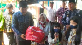 Bupati Tanjabbar Anwar Sadat Saat Sekarhkan Bantuan Kepada Salah Satu Korban Terdampak Kebakaran Parit 1. FOTO : Rul/LT