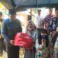 Bupati Tanjabbar Anwar Sadat Saat Sekarhkan Bantuan Kepada Salah Satu Korban Terdampak Kebakaran Parit 1. FOTO : Rul/LT