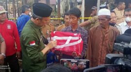 Sekda Tanjung Jabung Barat H. Agus Sanusi didampingi Kepala OPD terkait usai meninjau dan memberikan bantuan kepada Korban kebakaran, Selasa (24/5/22). FOTO : lintastungkal