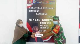 Babinsa Koramil 419-03/TI Kodim 0419/Tanjab saat memberikan Bantuan Tunai untuk Pedagang Kaki Lima dan Warung kepada salah seorang penerima bantuan, Rabu (25/5/2022). FOTO : lintastungkal