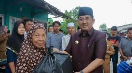 Bupati Tanjabbar Serahkan Bantuan Kepada Warga Tertimpa Musibah Angin Kencang di Tungkal Harapan. FOTO : Ist