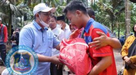 Bupati Tanjung Jabung Barat H Anwar Sadat menyerahkan bantuan kepada Korban kebakaran, Sabtu (14/5/2022). FOTO : PROKOPIM