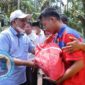 Bupati Tanjung Jabung Barat H Anwar Sadat menyerahkan bantuan kepada Korban kebakaran, Sabtu (14/5/2022). FOTO : PROKOPIM