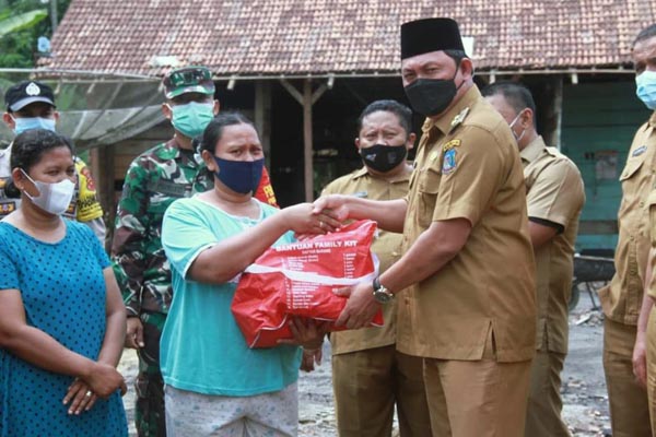 Wakil Bupati Hairan SH Saat Menyerahkan Simbolis Bantuan kepada Istri Pak Sarju, Senin (05/07/21). FOTO : PROKOPIM.
