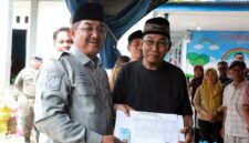 Bupati Tanjung Jabung Barat, Drs. H. Anwar Sadat, M.Ag., didampingi oleh Kepala Dinas Dukcapil, menyerahkan secara langsung bantuan dokumen kependudukan baru berupa Kartu Keluarga (KK) dan Kartu Tanda Penduduk (KTP) yang telah dicetak ulang kepada salah satu warga korban kebakaran di Kelurahan Teluk Nilau, Kecamatan Pengabuan. (FOTO : Dok. Prokopim TJB)