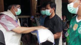FOTO : Bupati saat melaukan peninjauan ke lokasi bersama dan Kapolres Tanjab Barat AKBP Guntur Saputro, SIK, MH, Sabut (24/04/21)