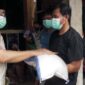 FOTO : Bupati saat melaukan peninjauan ke lokasi bersama dan Kapolres Tanjab Barat AKBP Guntur Saputro, SIK, MH, Sabut (24/04/21)