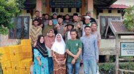 Bupati Tanjung Jabung Barat, H. Anwar Sadat Launching Penyaluran Bantuan UMKM oleh Baznas Tanjab Barat di Aula Kantor Lurah Kampung Nelayan, Senin (21/11/22). FOTO : Dokpim