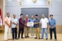 Bupati H. Anwar Sadat, didampingi jajaran OPD saat menyerahkan bantuan penanganan musibah kebakaran dari PetroChina International Jabung Ltd sebesar Rp60.000.000,- untuk warga Kelurahan Teluk Nilau. Penyerahan yang berlangsung di Rumah Dinas Bupati pada Senin (13/07) (Foto: Humas Tanjab Barat)