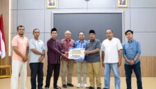 Bupati H. Anwar Sadat, didampingi jajaran OPD saat menyerahkan bantuan penanganan musibah kebakaran dari PetroChina International Jabung Ltd sebesar Rp60.000.000,- untuk warga Kelurahan Teluk Nilau. Penyerahan yang berlangsung di Rumah Dinas Bupati pada Senin (13/07) (Foto: Humas Tanjab Barat)