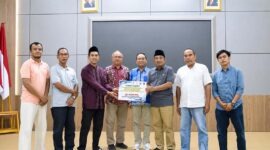 Bupati H. Anwar Sadat, didampingi jajaran OPD saat menyerahkan bantuan penanganan musibah kebakaran dari PetroChina International Jabung Ltd sebesar Rp60.000.000,- untuk warga Kelurahan Teluk Nilau. Penyerahan yang berlangsung di Rumah Dinas Bupati pada Senin (13/07) (Foto: Humas Tanjab Barat)