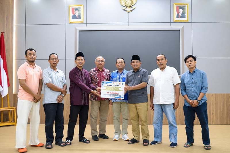 Bupati H. Anwar Sadat, didampingi jajaran OPD saat menyerahkan bantuan penanganan musibah kebakaran dari PetroChina International Jabung Ltd sebesar Rp60.000.000,- untuk warga Kelurahan Teluk Nilau. Penyerahan yang berlangsung di Rumah Dinas Bupati pada Senin (13/07) (Foto: Humas Tanjab Barat)