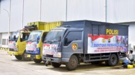 Polda Jambi Berangkatkan 3 Truk Bantuan Kemanusiaan Sembako, Obat-Obatan dan Perlengkapan Ibadah Untuk Korban GempaCianjur. FOTO : Humas/Dhea