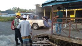 Perwakilan PT. Wira Karya Sakti Distrik ll Saat Serahkan CSR Bantuan Berupa Semen kepada Pengurus Masjid An-Nur Pasar Parit Deli, Kecamatan Kuala Betara, Selasa (4/4/23). FOTO : Ist