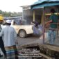 Perwakilan PT. Wira Karya Sakti Distrik ll Saat Serahkan CSR Bantuan Berupa Semen kepada Pengurus Masjid An-Nur Pasar Parit Deli, Kecamatan Kuala Betara, Selasa (4/4/23). FOTO : Ist