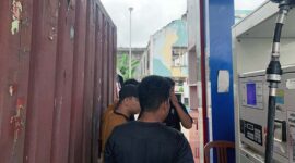 Seorang Sopir Truk Diamankan Ditreskrimsus Polda Jambi Karena Kedapatan Gunakan Banyak Barcode di SPBU. FOTO : HMS