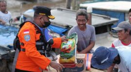 Kepala Basarnas Jambi Abdul Malik Bagikan Bantuan Sembako dan Jaket Pelampung Kepada Nelayan di Jalan Kelapa Gading, Kelurahan Tungkal Harapan, Kecamatan Tungkal Ilir, Minggu (13/2/22). FOTO : Bujang