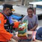 Kepala Basarnas Jambi Abdul Malik Bagikan Bantuan Sembako dan Jaket Pelampung Kepada Nelayan di Jalan Kelapa Gading, Kelurahan Tungkal Harapan, Kecamatan Tungkal Ilir, Minggu (13/2/22). FOTO : Bujang
