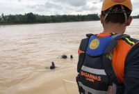 Regu Penyelam Kantor Basarnas Jambi saat Melakukan Operasi Pencarian Nizom tenggelam di Sungai Batanghari. FOTO : Basarnas Jambi.