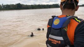 Regu Penyelam Kantor Basarnas Jambi saat Melakukan Operasi Pencarian Nizom tenggelam di Sungai Batanghari. FOTO : Basarnas Jambi.