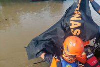 Tim SAR Evakuasi Korban Tenggelam atas nama Novrianda (38) di hari Ketiga Pencarian, Kamis (2/3/23). FOTO : Basarnas Jambi