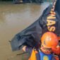 Tim SAR Evakuasi Korban Tenggelam atas nama Novrianda (38) di hari Ketiga Pencarian, Kamis (2/3/23). FOTO : Basarnas Jambi