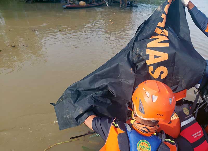 Tim SAR Evakuasi Korban Tenggelam atas nama Novrianda (38) di hari Ketiga Pencarian, Kamis (2/3/23). FOTO : Basarnas Jambi
