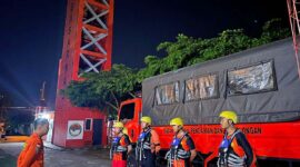 Tim SAR BAsarnas Jambi Saat Persiapan Pencarian Edo Warga Sijunjung ynag Hilang di Sungai Batanghari. FOTO : HUmas