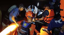 Tim SAR Gabungan Mengevakuasi Remaja yang Tenggelam di Danau Riak Tebo Ditemukan Mengapung. (FOTO : HMS)