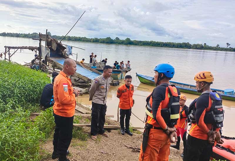 Tim SAR Lakukan Pencarian Warga Desa Senaning Tenggelam di Sungai Batanghari. [FOTO Hms Basarnas Jambi]