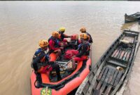 Tim SAR Gabungan Saat Melakukan Pencarian Korban Jatuh di Sungai Batanghari Karena Kesurupan. [FOTO : Hms Basarnas Jambi]