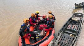 Tim SAR Gabungan Saat Melakukan Pencarian Korban Jatuh di Sungai Batanghari Karena Kesurupan. [FOTO : Hms Basarnas Jambi]