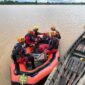Tim SAR Gabungan Saat Melakukan Pencarian Korban Jatuh di Sungai Batanghari Karena Kesurupan. [FOTO : Hms Basarnas Jambi]