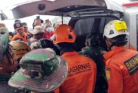 Petugas Basarnas Melakukan Evakuasi Para Korban Erupsi Gunung Marapi, Sumbar, pada Senin (4/12). [FOTO : Basarnas Jambi]