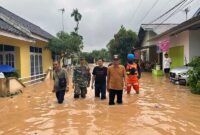 Personel Basarnas Jambi Pantau Titik Banjir di Kota Jambi dan Persiapan Jika Diperlukan Evakuasi Warga. FOTO : Humas