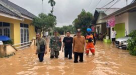 Personel Basarnas Jambi Pantau Titik Banjir di Kota Jambi dan Persiapan Jika Diperlukan Evakuasi Warga. FOTO : Humas