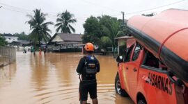Personel Basarnas Jambi Pantau Titik Banjir di Kota Jambi dan Persiapan Jika Diperlukan Evakuasi Warga. FOTO : Humas