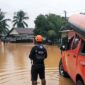 Personel Basarnas Jambi Pantau Titik Banjir di Kota Jambi dan Persiapan Jika Diperlukan Evakuasi Warga. FOTO : Humas