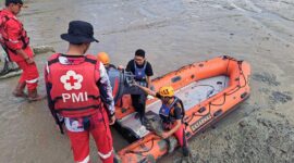 Petugas Unit Siaga SAR Kuala Tungkal Basarnas Jambi Persiapan Guna Melakukan Pencarian Korban. FOTO : HMs