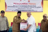 Bupati H. Anwar Sadat Salurkan Bantuan Peduli Korban Banjir dari PetroChina Kepada Korban Banjir di Batang Asam di Kantor Kecamatan Batang Asam, Senin (12/2/2024). FOTO : Tim Media