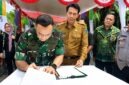 Dandim 0415/Jambi, Kolonel Inf Putra Negara, menandatangani berkas berita acara disaksikan Bupati Batang Hari, Mhd. Fadhil Arief (tengah), pada acara peresmian Jembatan Bailey yang menghubungkan Desa Pasar Terusan dan Desa Rantau Kapas Tuo di Kabupaten Batang Hari, Kamis (2/7/2026). (Foto: Dok. Pendim 0415/Jambi)