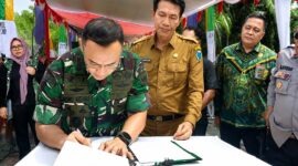 Dandim 0415/Jambi, Kolonel Inf Putra Negara, menandatangani berkas berita acara disaksikan Bupati Batang Hari, Mhd. Fadhil Arief (tengah), pada acara peresmian Jembatan Bailey yang menghubungkan Desa Pasar Terusan dan Desa Rantau Kapas Tuo di Kabupaten Batang Hari, Kamis (2/7/2026). (Foto: Dok. Pendim 0415/Jambi)
