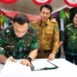 Dandim 0415/Jambi, Kolonel Inf Putra Negara, menandatangani berkas berita acara disaksikan Bupati Batang Hari, Mhd. Fadhil Arief (tengah), pada acara peresmian Jembatan Bailey yang menghubungkan Desa Pasar Terusan dan Desa Rantau Kapas Tuo di Kabupaten Batang Hari, Kamis (2/7/2026). (Foto: Dok. Pendim 0415/Jambi)
