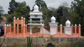 Gerbang Tapal Batas Kabupaten Tanjab Barat dan Tanjab Timur. [FOTO : Istimewa].