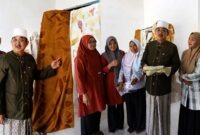 Bupati Anwar Sadat dan Wabup Katamso saat meninjau beragam hasil produksi UMKM Ecoprint kelompok ibu-ibu Desa Kuala Dasal, Kecamatan Tungkal Ulu, Jumat (17/07). (Foto: Dok. Prokopim Tanjab Barat)