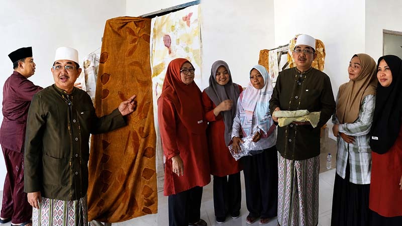 Bupati Anwar Sadat dan Wabup Katamso saat meninjau beragam hasil produksi UMKM Ecoprint kelompok ibu-ibu Desa Kuala Dasal, Kecamatan Tungkal Ulu, Jumat (17/07). (Foto: Dok. Prokopim Tanjab Barat)